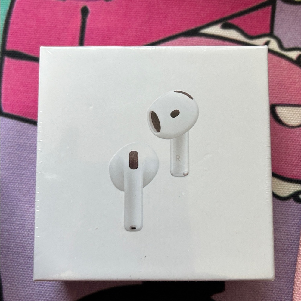 Apple AirPods in Classic White 4th gen
